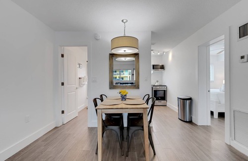 Bradenton Beach Condo | Charming updated beach condo - close to private beach access with pool and grill