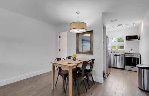 Bradenton Beach Condo | Charming updated beach condo - close to private beach access with pool and grill