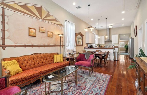 West Riverside House | Charming Victorian House w Heated Pool 4br|2ba