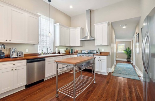 West Riverside House | Charming Victorian House w Heated Pool 4br|2ba