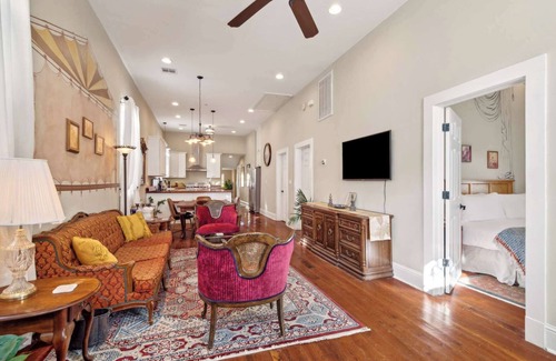 West Riverside House | Charming Victorian House w Heated Pool 4br|2ba