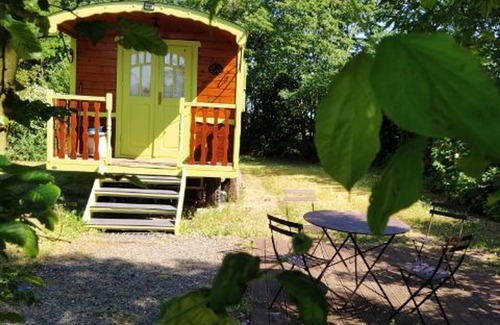 Chantenay-Villedieu Cottage | Charming Wooden Caravan in Bucolic Valley with Terrace & Family-Friendly Amenities