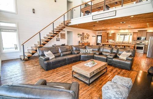 Broken Bow Cabin | Chasing Rainbows Lodge - 6 King Suites