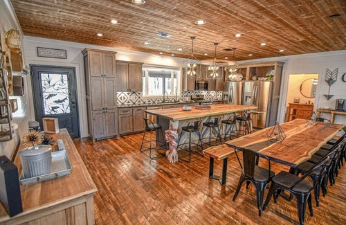 Broken Bow Cabin | Chasing Rainbows Lodge - 6 King Suites