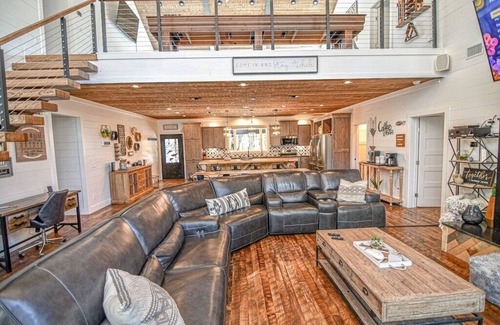 Broken Bow Cabin | Chasing Rainbows Lodge - 6 King Suites