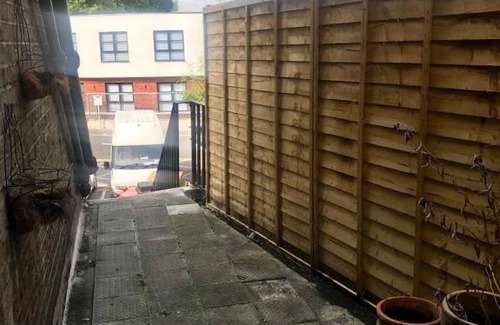 Edgware Apartment | Cheap basic, no frills flat. Sleeps 6, suitable for construction workers?