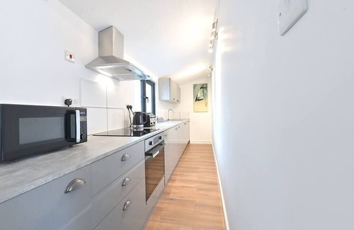 Guildford Cottage | Cheerful 1BD Cottage with Parking Nr Guildford