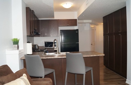 Highland West House | Cheerful 2 Bdrm house, free Netflix, free parking for 2 cars