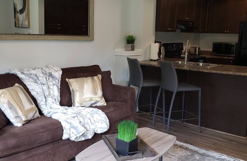 Highland West House | Cheerful 2 Bdrm house, free Netflix, free parking for 2 cars