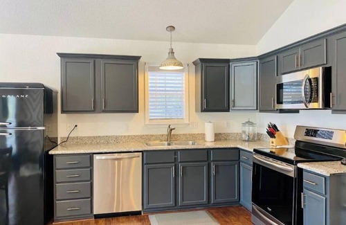 Kingsland Cottage | Cheerful 2 Bedroom cottage on the Llano River- Sleeps 6!