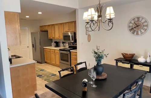 Williamsburg House | Cheerful 2 bedroom townhouse with fireplace