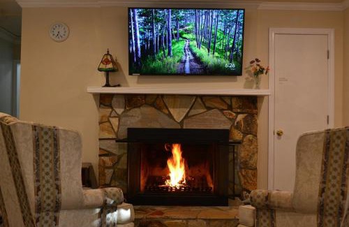 Fredericksburg House | Cheerful 3 bedroom home with a sauna and summer pool