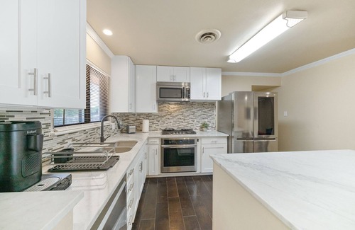 San Antonio House | Cheerful 3-bedroom Home with a Pool! And Game room. North central!