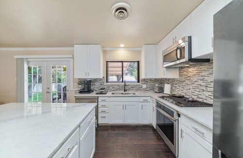 San Antonio House | Cheerful 3-bedroom Home with a Pool! And Game room. North central!