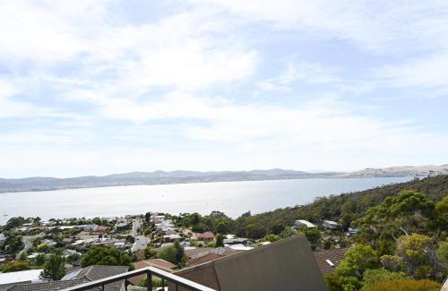 Sandy Bay House | Cheerful 3 bedrooms home with Sea View