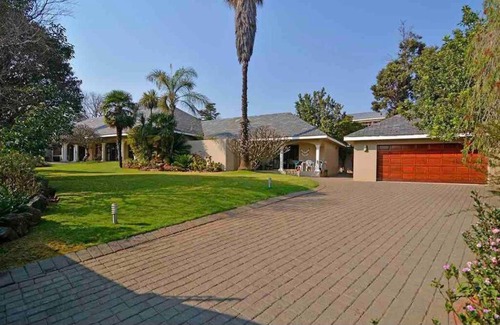 Bedfordview House | Cheerful 4 bed house, pool & outdoor Bali shower