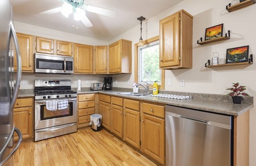 LaSalle House | Cheerful and Cozy 5 bedrooms up to 13 guests Bungalow with Tesla Charger