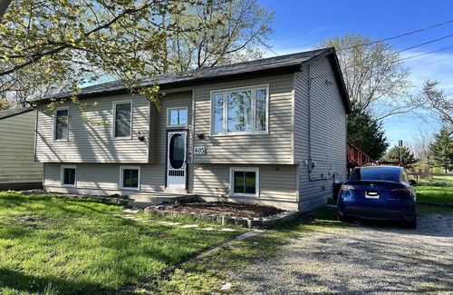 LaSalle House | Cheerful and Cozy 5 bedrooms up to 13 guests Bungalow with Tesla Charger