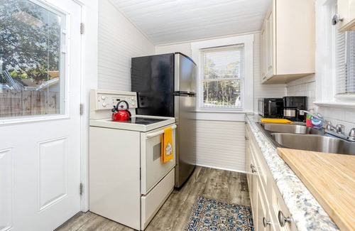 Palm Harbor Cottage | Cheerful Coastal Cottage Close to Beach