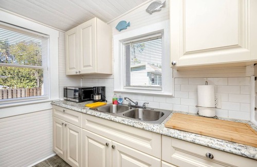 Palm Harbor Cottage | Cheerful Coastal Cottage Close to Beach