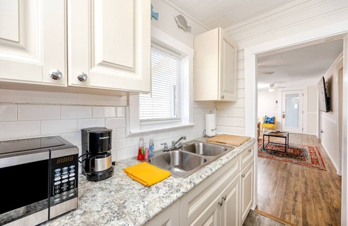 Palm Harbor Cottage | Cheerful Coastal Cottage Close to Beach