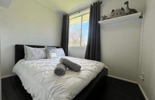 Higgins House | Cheerful Comfortable Home in Higgins Wine Parking Wifi