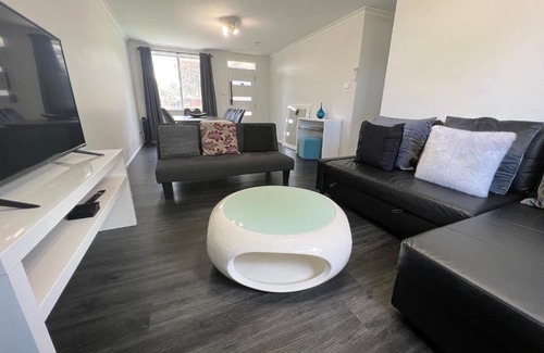 Higgins House | Cheerful Comfortable Home in Higgins Wine Parking Wifi