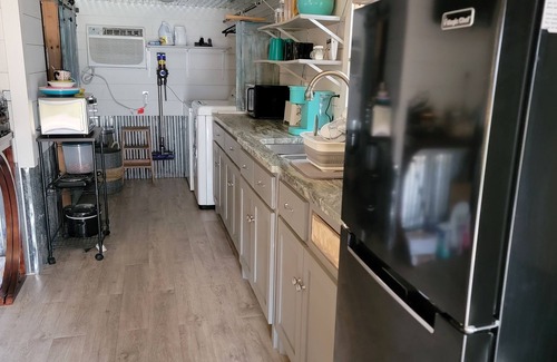 Bauxite Apartment | Cheerful Country Tiny Home!