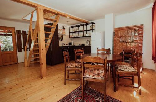 Auseu House | Cheerful Forest Cabin with Hot Tub!