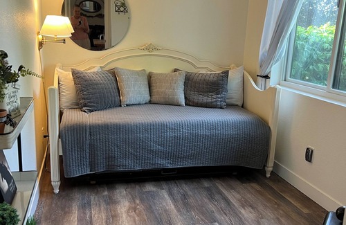 Valley Center Cottage | Cheerful Peaceful 4 BR Country Cottage Farmhouse