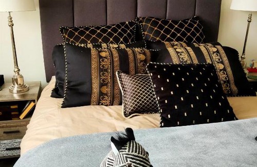 Crows Nest House | Cheerful Room in Crows Nest