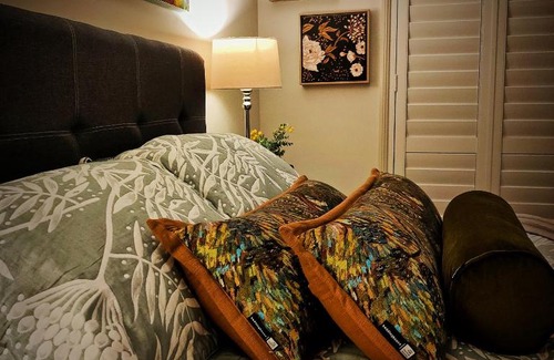 Crows Nest House | Cheerful Room in Crows Nest