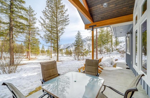 Pateros House | Chelan Mountain Retreat Chalet with Fire Pit!