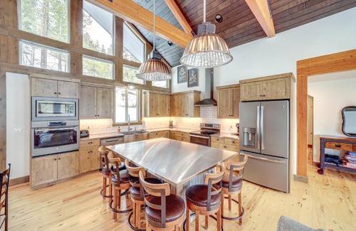 Pateros House | Chelan Mountain Retreat Chalet with Fire Pit!