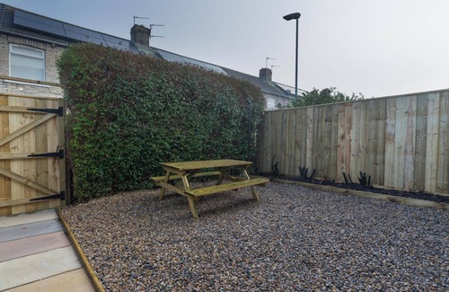 Ashington House | Chestnut House - Sleeps 4 - Pet friendly -Parking