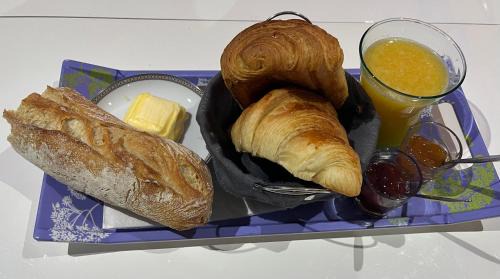 Decines-Charpieu Apartment | Chez Annick, studio proche tram, Groupama Stadium, LDLC Arena