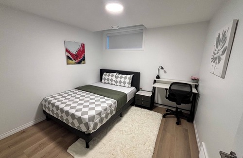 Southwest Edmonton Cabin | Chezeey’s Home - Refresh, Relax, Work & Unwind - new beautiful basement suite