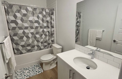 Southwest Edmonton Cabin | Chezeey’s Home - Refresh, Relax, Work & Unwind - new beautiful basement suite