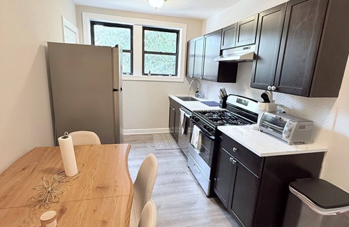 West Ridge Apartment | Chic 1 BD apt in West Rogers Park, Chicago-Near Loyola University