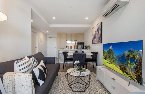 Moonee Ponds Apartment | Chic 1-Bed with Parking, Gym, Pool & City Views