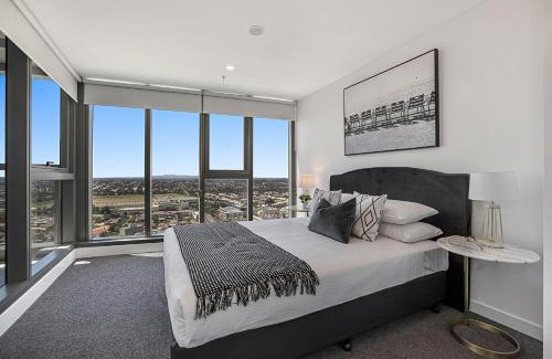 Moonee Ponds Apartment | Chic 1-Bed with Parking, Gym, Pool & City Views