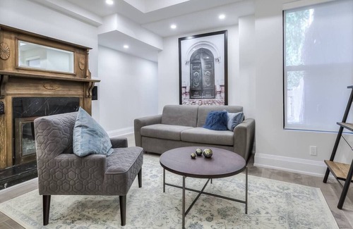 Cabbagetown South Apartment | Chic 1BR Retreat near Dundas Square