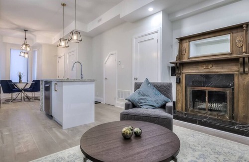 Cabbagetown South Apartment | Chic 1BR Retreat near Dundas Square