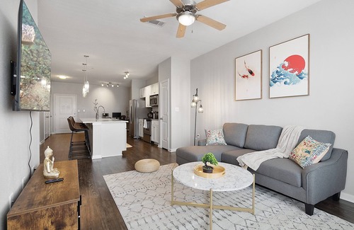 St. Edwards Apartment | Chic 1BR Retreat | Walk to SoCo, Pool & Wi-Fi