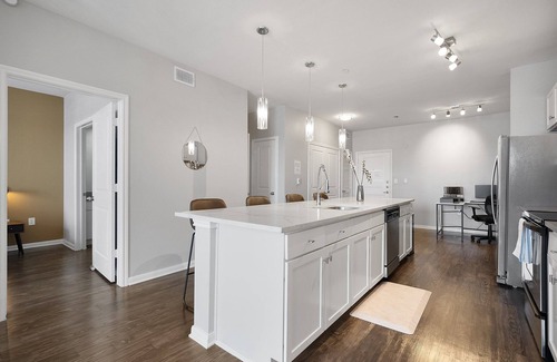 St. Edwards Apartment | Chic 1BR Retreat | Walk to SoCo, Pool & Wi-Fi