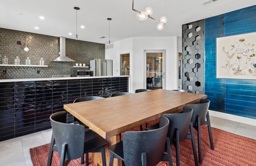St. Edwards Apartment | Chic 1BR Retreat | Walk to SoCo, Pool & Wi-Fi