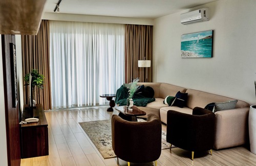 Accra Apartment | Chic 2Bedrooms Resort Style Living- Heart of Cantonments Accra. WiFi/Parking.