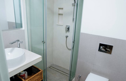 Accra Apartment | Chic 2Bedrooms Resort Style Living- Heart of Cantonments Accra. WiFi/Parking.