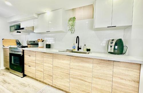 Churchill Meadows House | Chic 2Br Basement Haven for Families - Fast Wi-Fi