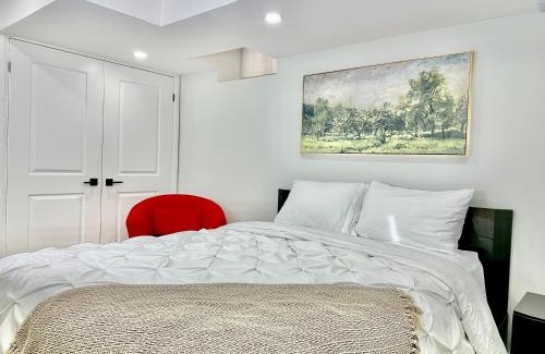 Churchill Meadows House | Chic 2Br Basement Haven for Families - Fast Wi-Fi